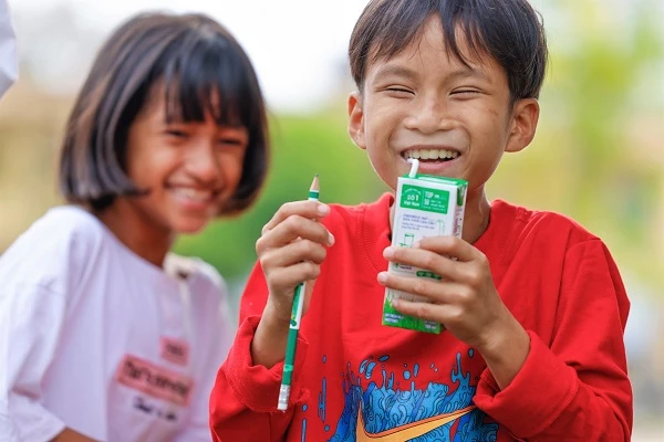 Gần nửa triệu em nhỏ tại các mái ấm, trung tâm bảo trợ xã hội… đã được thụ hưởng chương trình Quỹ sữa Vươn cao Việt Nam suốt 15 năm qua.