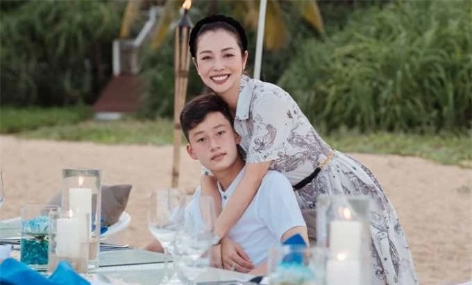 Hôn nhân viên mãn của Jennifer Phạm: Được gia đình chồng cưng chiều hết mức, con chung con riêng yêu thương nhau