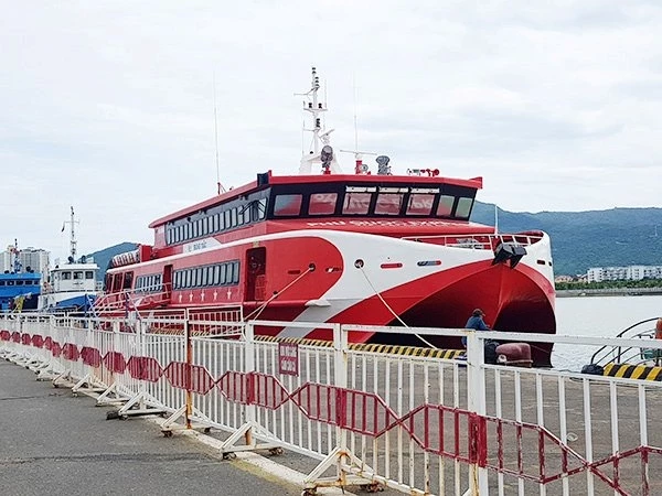 Khai thác không hiêu quả tuyến Đà Nẵng - Lý Sơn, tàu Trưng Trắc của Phú Quốc Express liên tục phải nằm bờ tại cảng Sông Hàn.