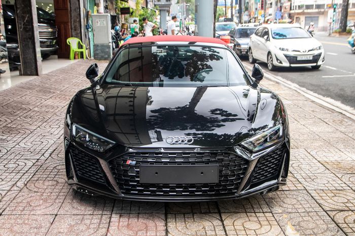 Chiêm ngưỡng siêu xe Audi R8 V10 Spyder 2022 vừa cập bến Việt Nam