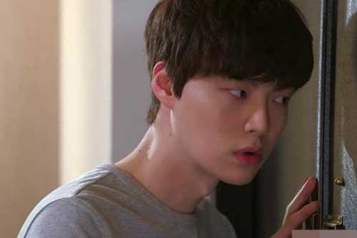 Đêm tân hôn, vợ cứ chốc lại vào nhà vệ sinh, chồng tò mò thì sốc ngất khi nhìn qua khe hở nhà tắm