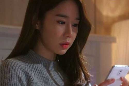 Tá hỏa phát hiện bí mật động trời đằng sau những tin nhắn chồng nhận trong đêm mà không bao giờ trả lời