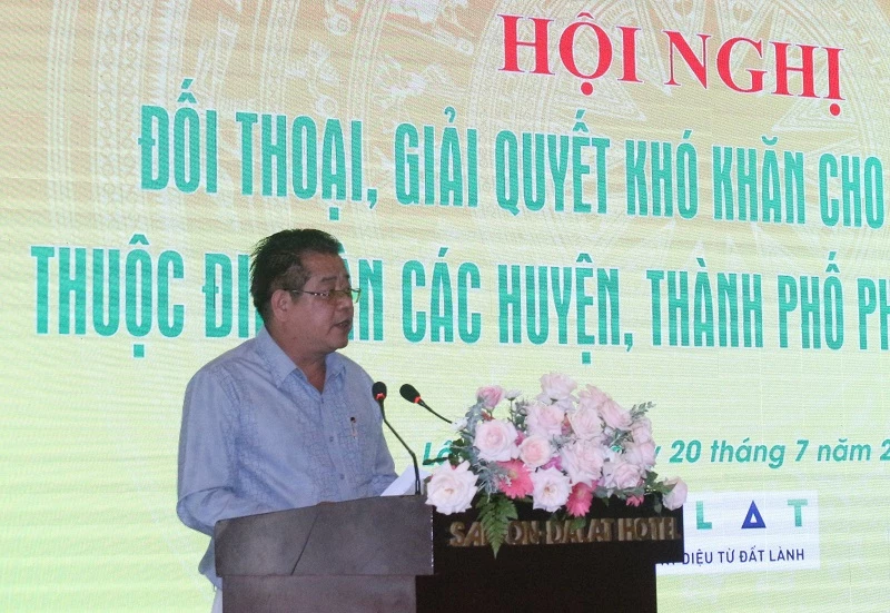 Ông Dương Quốc Anh - Giám đốc Trung tâm Xúc tiến Đầu tư Thương mại và Du lịch tỉnh Lâm Đồng báo cáo tóm tắt công tác giải quyết kiến nghị, khó khăn của doanh nghiệp.