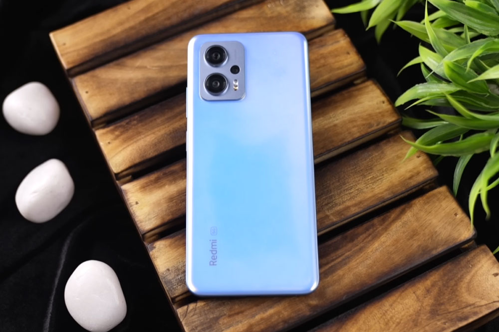 Trên tay smartphone 5G, chống nước, RAM 8 GB, sạc siêu tốc, giá 7,61 triệu đồng