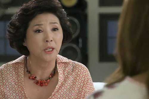 Bị chồng dọa "trả về nơi sản xuất", vợ trẻ chưa kịp phản ứng thì mẹ chồng đã lên tiếng khiến cô "ngớ người"