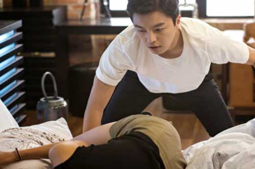 Vợ có thai mà vẫn chảy máu, chồng hốt hoảng đưa vợ đến bệnh viện và cái kết tức cười