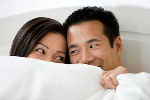 Đêm tân hôn vợ chồng trẻ cười ngặt nghẹo đến nửa đêm, cả nhà hốt hoảng xông vào thì thấy cảnh tượng ấy