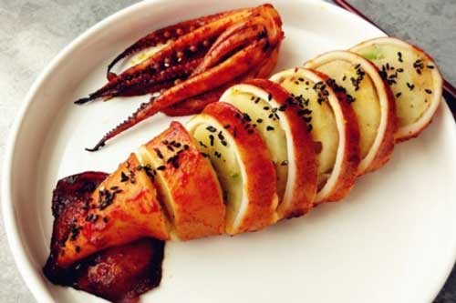 Mát trời "đổi vị" bằng món mực nhồi khoai tây nướng thơm nức mũi, ăn là nghiện