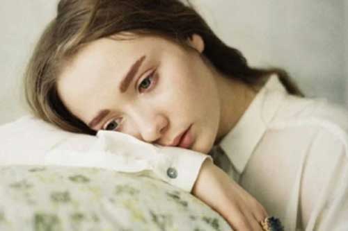 Nửa đêm, nghe tiếng rên rỉ phát ra từ phòng cô bạn thân, tôi ngó vào để rồi chết điếng trước cảnh tượng...