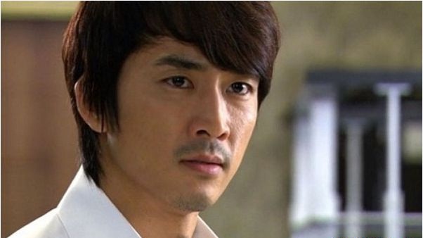 Thấy vợ vào nhà nghỉ, chồng chỉ nhờ lễ tân gửi thứ này lên phòng, 5 phút sau vợ biến sắc chạy ngay xuống