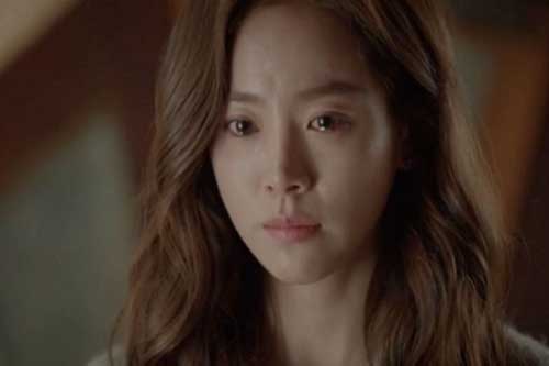 Vừa đưa tay chạm vào lưng chồng, anh gạt tay tôi ra cáu kỉnh: "Đừng có động vào tôi, đồ đàn bà dơ bẩn"