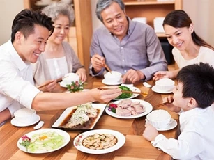 Ăn cơm không mời, mẹ chồng tương lai bảo tôi: "Con nhà vô giáo dục"