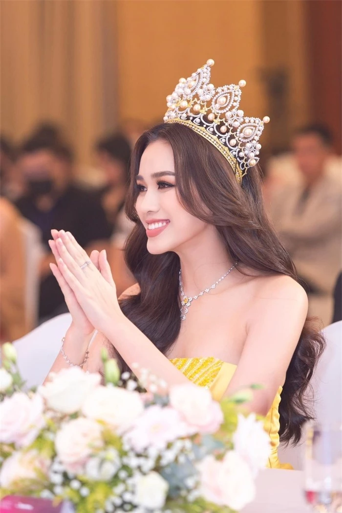 Hoa hậu Đỗ Thị Hà đáp trả đúng 3 từ khi bị chê 'mặt lưỡi cày'