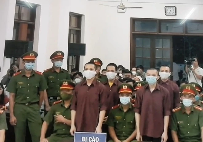 Nhóm bị cáo ở Tịnh thất Bồng Lai tại tòa.