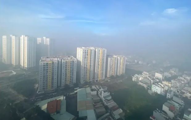 TP Hồ Chí Minh: Sương mù dày đặc từ sáng đến trưa, cảnh báo bụi mịn cao