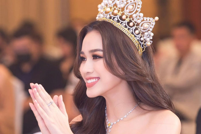 Hoa hậu Đỗ Thị Hà đáp trả đúng 3 từ khi bị chê 'mặt lưỡi cày'