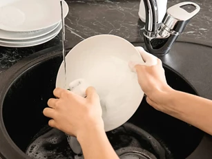 Lưu ý khi vệ sinh chén đĩa chị em nội trợ cần lưu ý