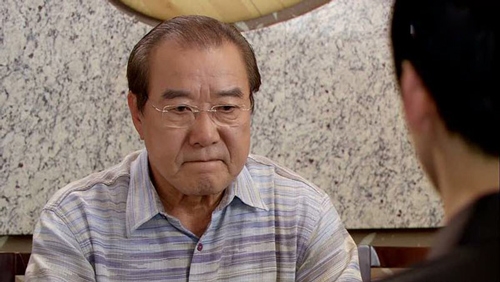 Bố chồng tuyệt thực, nổi khùng lên chỉ vì món quà "xa xỉ" con dâu tặng mẹ chồng