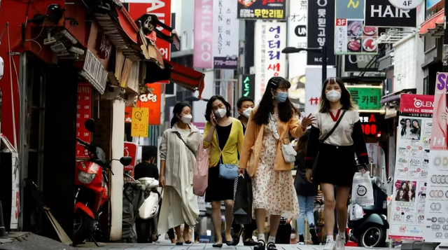 Người trẻ chật vật đương đầu với “bão giá”