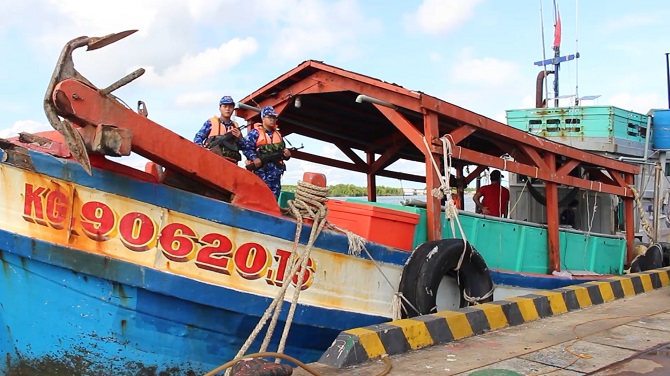 Cà Mau: Bắt tàu cá chở 20.000 lít dầu DO trái phép trên vùng biển Tây Nam


