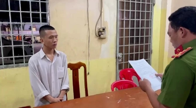 Nguyễn Ngọc Lợi nghe đọc lệnh bắt tạm giam.