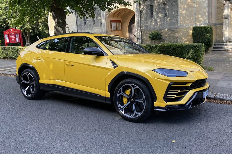 =2. Lamborghini Urus (vận tốc tối đa: 306 km/h).