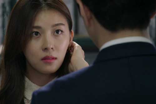 Đang ngủ say vợ bỗng nhiên bật dậy hốt hoảng: "Anh ơi, chồng em về"