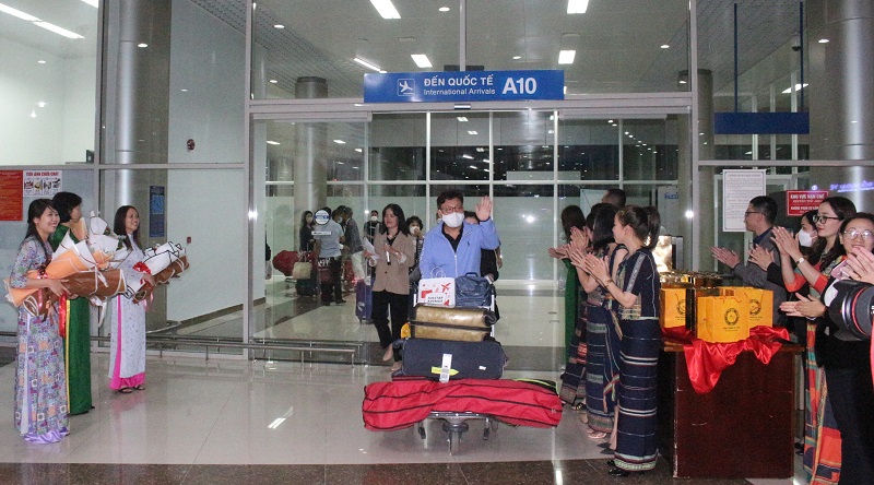 Chuyến bay charter của hãng hàng không Korean Air từ sân bay quốc tế Incheon (Hàn Quốc) đã đáp xuống sân bay Liên Khương (Lâm Đồng) lúc 21 giờ 50 phút, đưa 141 hành khách Hàn Quốc đến du lịch Đà Lạt.
