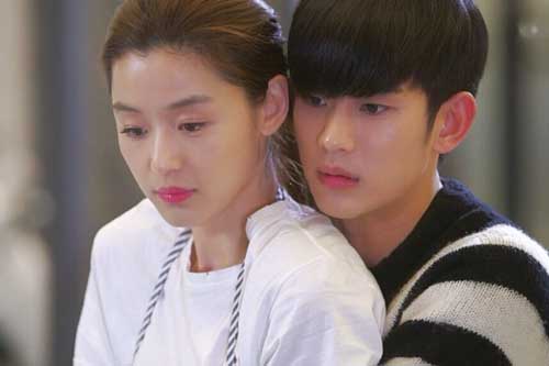 Ngày cưới, vợ anh đến ôm chầm tôi cười ha hả rồi thầm thì tiết lộ một bí mật động trời