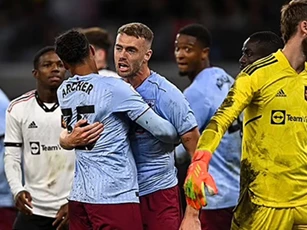 HLV Ten Hag không chấp nhận được 2 bàn thua trước Aston Villa