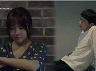Nhìn thấy máu của tôi chảy ra ướt đẫm quần, chồng cười nhạt rút điện thoại gọi cho bồ