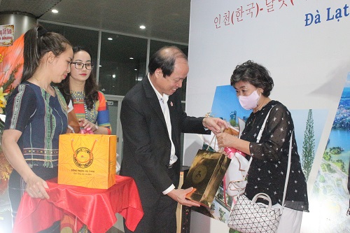 Ảnh, clip: Đà Lạt chào đón chuyến bay quốc tế đầu tiên sau hơn 2 năm tạm ngưng