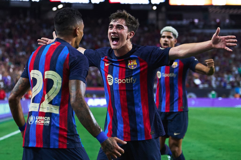 Niềm vui của các cầu thủ Barca sau bàn thắng của Raphinha. 