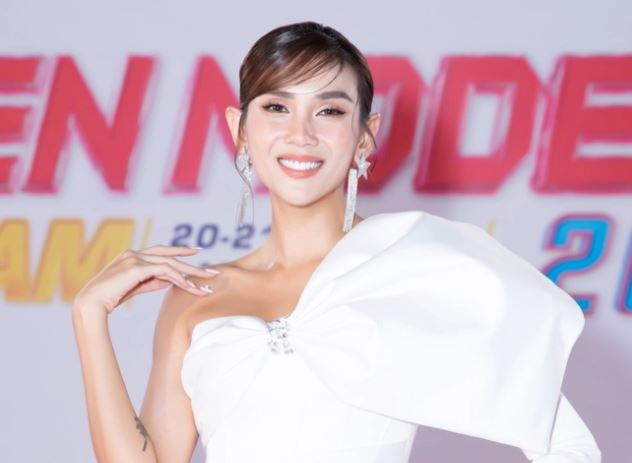 Võ Hoàng Yến xinh đẹp hội ngộ bạn thân 11 năm