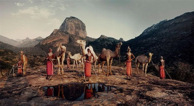   Người Ndoto, núi Range, Kenya. Tộc người Samburu sống trên những dãy núi khô cằn và sa mạc rộng lớn của Kenya. Họ còn được các bộ lạc lân cận gọi là 'Người Bướm' bởi những trang phục sặc sỡ.  