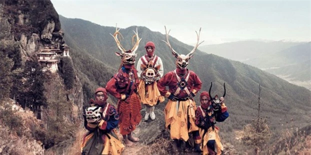   Những vũ công đeo mặt nạ, Paro, Bhutan. Những vũ công này là tu viện Paro Taktsang, một trong những nơi linh thiêng bậc nhất của người Bhutan.  