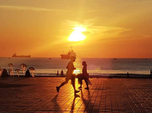 Thời tiết nắng nóng khiến người dân Đà Nẵng ra biển từ sáng sớm