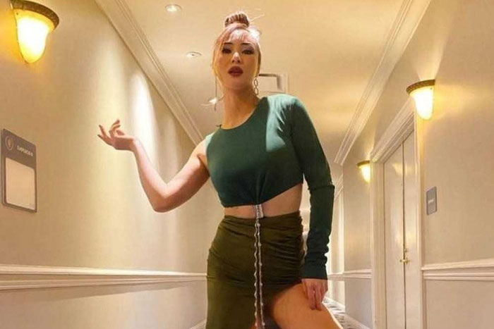 Ở Mỹ, Hương Tràm xinh đẹp hẳn lên nhưng cách ăn mặc vẫn cực 'khó hiểu'