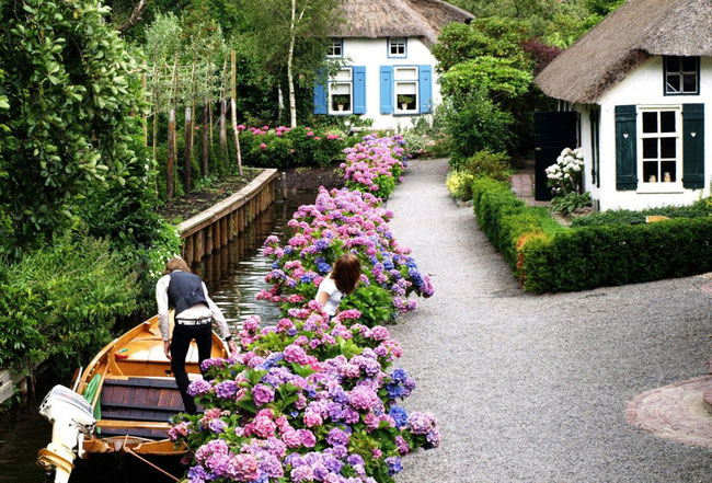 Ghé thăm ngôi làng “không đường đi”, nhà nhà phủ đầy hoa tươi, đẹp như lạc trong thế giới cổ tích