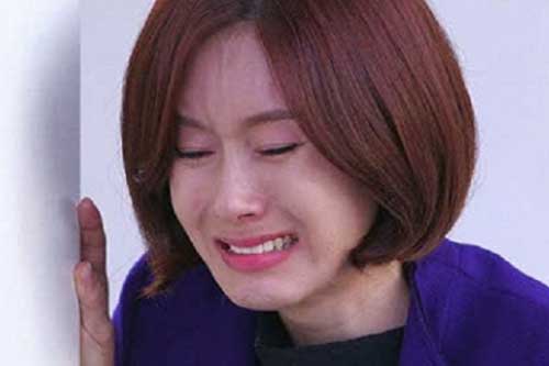 Đau đớn phát hiện, cứ chiến tranh là chồng lại nhắn tin với người yêu cũ kể xấu vợ