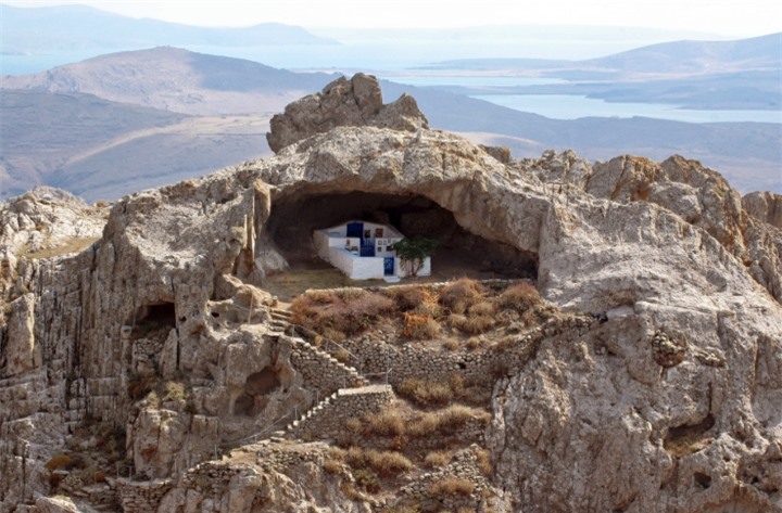 Độc đáo nhà thờ lộ thiên nằm bên trong miệng hang động kỳ vĩ - 1
