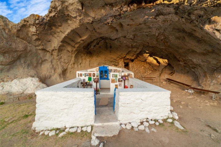 Độc đáo nhà thờ lộ thiên nằm bên trong miệng hang động kỳ vĩ - 2