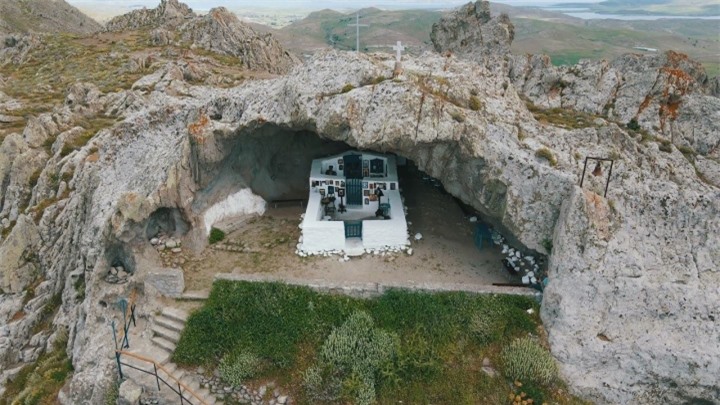 Độc đáo nhà thờ lộ thiên nằm bên trong miệng hang động kỳ vĩ - 4