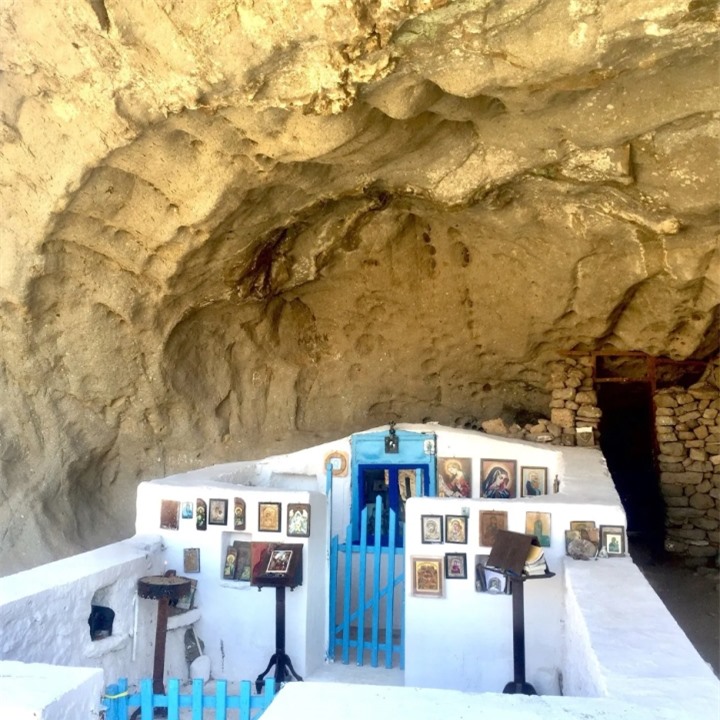 Độc đáo nhà thờ lộ thiên nằm bên trong miệng hang động kỳ vĩ - 6