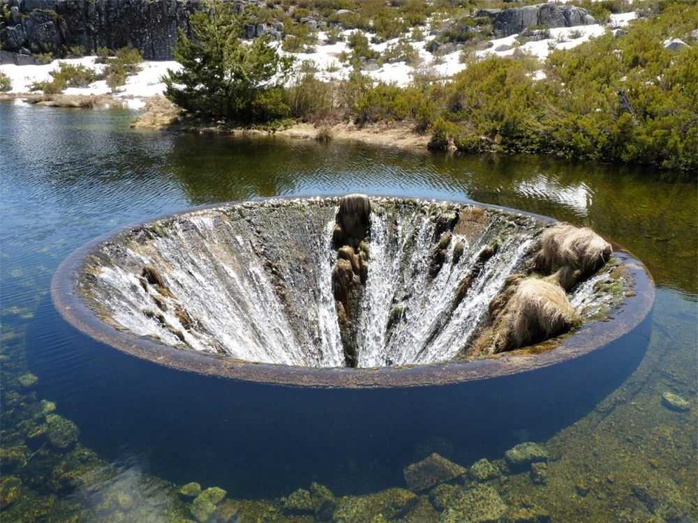 Lý giải bí ẩn về đường đến địa ngục giữa lòng hồ Laca Serra da Estrela ở Bồ Đào Nha - Ảnh 2.