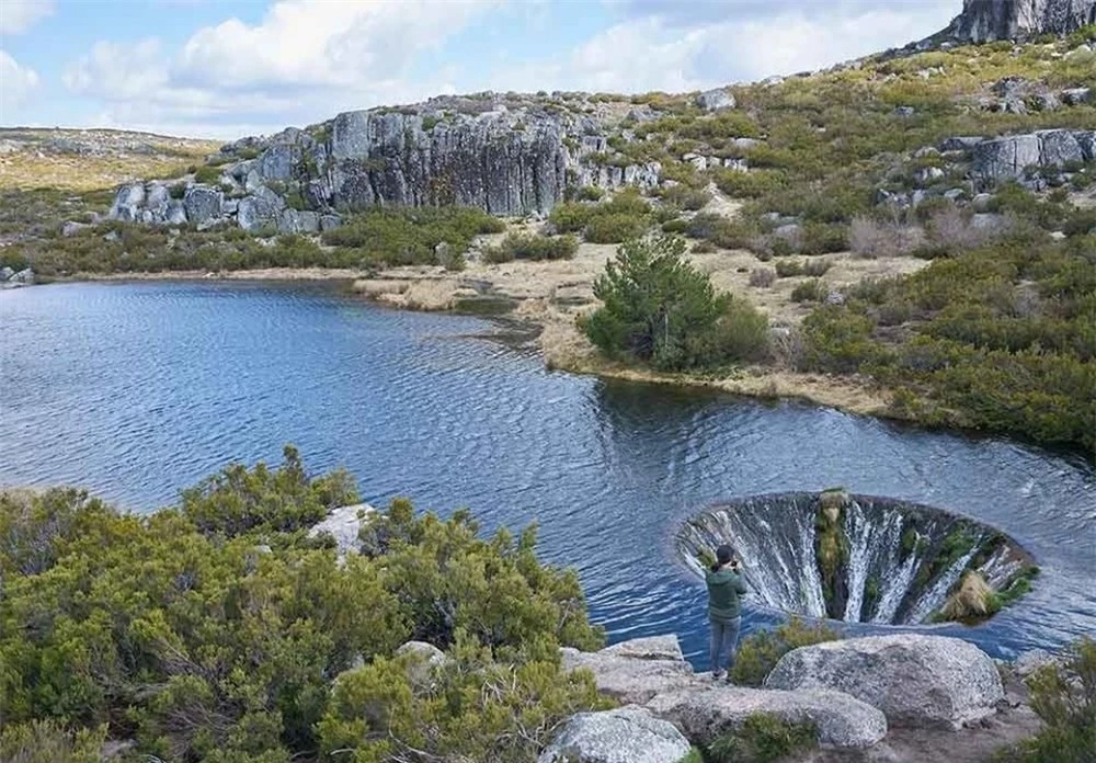 Lý giải bí ẩn về đường đến địa ngục giữa lòng hồ Laca Serra da Estrela ở Bồ Đào Nha - Ảnh 3.