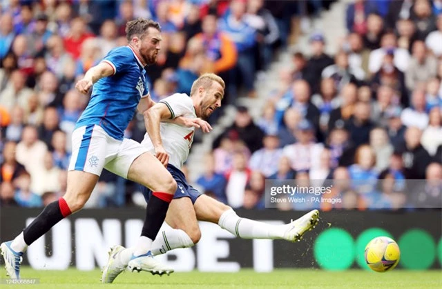 Harry Kane (áo sáng) ghi cả 2 bàn thắng, giúp Tottenham ngược dòng đánh bại Rangers với tỷ số 2-1
