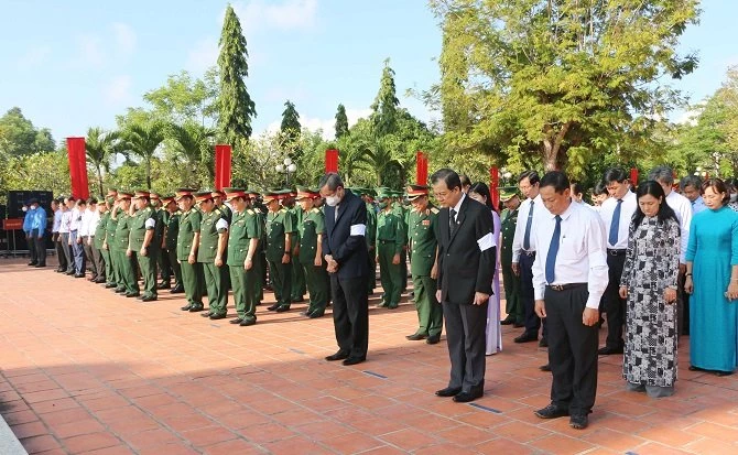 Đại biểu dành một phút mặc niệm tiễn đưa các liệt sĩ về nơi an nghĩ cuối cùng tại Nghĩa trang Liệt sỹ Dốc Bà Đắc.