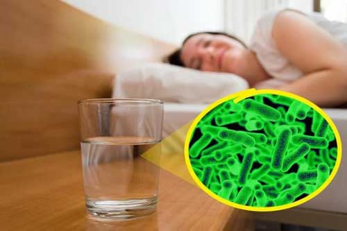 Đặt sẵn cốc nước gần giường ngủ, đây là 5 điều "khinh khủng" sẽ xảy ra khiến bạn từ bỏ thói quen này ngay