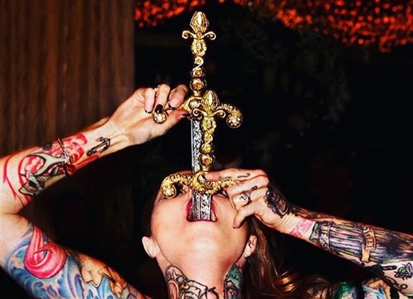 Nuốt kiếm: Tạp kỹ nguy hiểm hút hồn